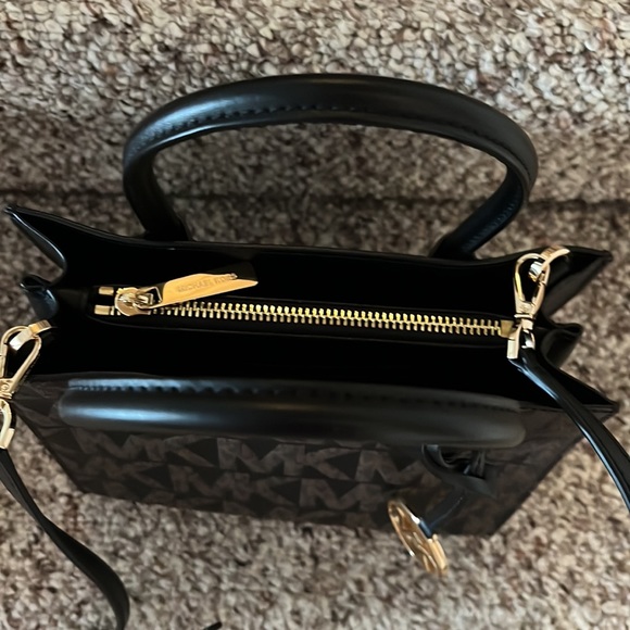 Pre-loved Michael Kors Mercer Medium Logo and Lesther Accordion Crossbody bag - Picture 3 of 3